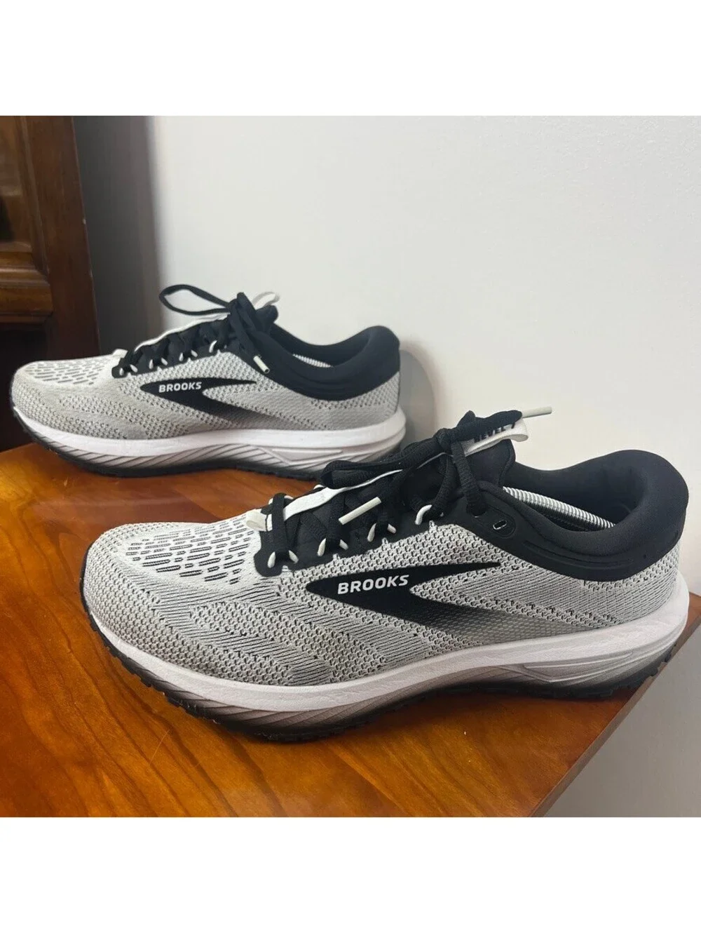Brooks Revel 7 Running Shoes White Black Men's Size 10 D Like New Sneakers